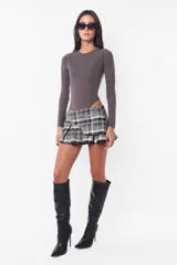 Body gris de jersey traslúcido con mangas largas y espalda descubierta.
