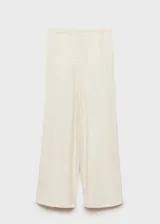 Pantalón de vestir color crema, de corte wide leg, con cintura elástica y bolsillos laterales.