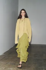 Falda midi color verde oliva, de tiro medio con cintura elástica y volantes asimétricos.