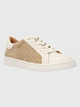 Zapatillas urbanas color blanco con detalles en rafia natural.