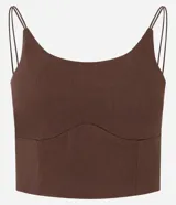 Top corto de color marrón oscuro, con escote en U y tirantes finos ajustables. Presenta un corte tipo corsé en la parte inferior del busto.