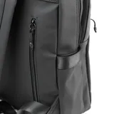 Mochila azul de símil cuero con acabado aterciopelado, acceso con cierre, asa de mano textil, dos compartimentos internos (uno acolchado para notebook), bolsillo interno con cierre, dos bolsillos externos con cierre y dos bolsillos laterales sin cierre. Herrajes negros y correa regulable.