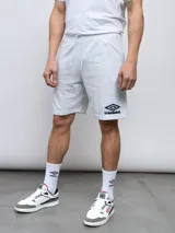 Bermuda deportiva negra de felpa con logo de Umbro bordado en rojo en la pierna derecha.