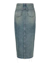 Falda midi de jean celeste con cierre diagonal, abertura frontal y ruedo desflecado.