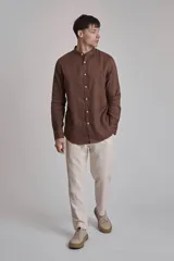 Camisa marrón de lino con cuello mao y mangas largas.