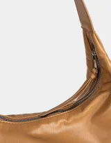 Cartera hobo color camel de cuerina, con cierre superior y asa de hombro.
