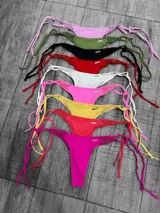 Bombacha de bikini colaless con lazos laterales y detalle de crochet en la parte superior.