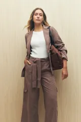 Pantalón color beige de tiro alto, corte wide leg y bolsillos laterales tipo cargo.