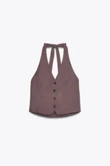 Chaleco marrón con cuello halter ajustable con lazada y escote pico. Cierre frontal con botones.