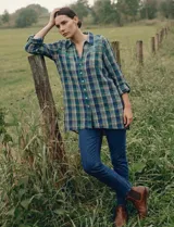 Camisa de manga larga con estampado de cuadros en tonos verde, azul marino y amarillo. Presenta un canesú bordado en la parte superior del pecho y hombros con diseño geométrico en tonos verdes y blancos.