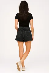 Short de jean negro con calce medio y terminación desflecada.