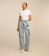 Pantalón de jeans celeste marmolado, corte recto, tiro medio, con bolsillos delanteros, traseros y laterales tipo cargo.