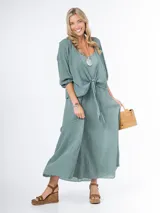 Sandalias de cuero color marrón con plataforma y taco de 8cm forrados en gamuza. Diseño con doble tira frontal y tira regulable al tobillo con hebilla metálica.