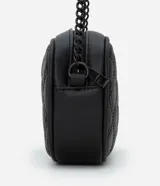 Bolso bandolera pequeño de cuero sintético negro con costuras formando rombos y asa larga de cadena.