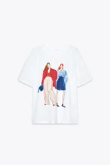 Camiseta blanca de algodón con estampado de dos figuras femeninas.