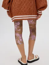 Calza 3/4 de lycra con estampado abstracto en tonos marrones, verdes y rosados.