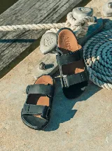 Sandalias Aura negras con doble tira con velcro y plantilla marrón.