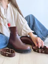 Bota de cuero marrón con suela gruesa y diseño moderno, ideal para un look casual.