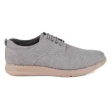Zapato casual color beige con cordones, de tela con textura y suela marrón.