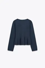 Chaqueta azul marino de punto con cuello redondo y escote pico, manga larga, bajo peplum y cierre frontal con botones forrados.