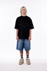 Remerón negro de algodón premium con cuello redondo y estampa essential garment a tono en serigrafía.