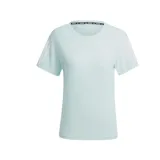 Remera deportiva color celeste con cuello redondo y mangas cortas. Presenta el logo de Adidas en el pecho y las tres líneas características de la marca en color blanco sobre los hombros.