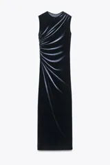 Vestido midi de terciopelo azul oscuro, con cuello redondo, sin mangas y detalle de drapeado en el delantero.