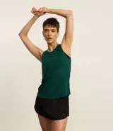 Musculosa deportiva verde esmeralda de microfibra texturizada con cuello redondo, bretel ancho y bajo redondeado.