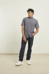 Camisa de manga corta azul con microestampado blanco, cuello abotonado, corte clásico y bolsillo en el pecho.