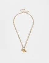 Collar corto dorado con cadena de eslabones y dijes colgantes: taxi amarillo, manzana y pretzel dorados.