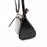 Bandolera negra con correa ajustable y bolsillo frontal con cierre.