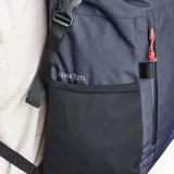 Mochila azul con cierre enrollable, marca Roark, modelo Passenger 2.0, capacidad de 27 litros.