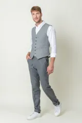 Pantalón de vestir gris con finas rayas verticales, corte slim fit y detalle de hebilla en la cintura.