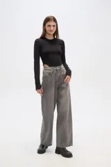 Pantalón gris de jean de corte recto y tiro alto, con detalles de ojales metálicos en la parte superior.
