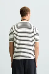 Camiseta de hombre de punto con mezcla de viscosa, a rayas horizontales blancas y azul marino. Tiene cuello redondo, manga corta y terminaciones en rib.