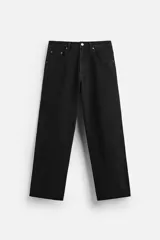 Pantalón de jean negro de corte amplio, con cinco bolsillos, efecto lavado y cierre frontal con cremallera y botón.
