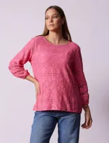 Blusa de broderie color blanco, de mangas largas con puños elásticos.