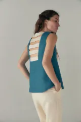 Musculosa color ocre, sin mangas, con escote redondo y corte recto.