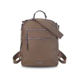 Mochila color marrón de símil cuero con doble apertura superior con cierre, dos bolsillos frontales con cierres metálicos, asa rígida de mano, correa de galón y correas de galón regulables en la espalda.