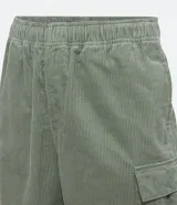 Bermuda cargo color verde militar, confeccionada en pana con cintura elástica ajustable con cordón y bolsillos laterales.