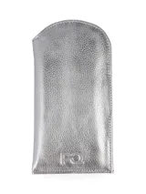 Estuche plateado con textura de cuero y cierre superior.