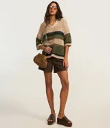 Remera de punto calado color beige con rayas horizontales verdes, cuello en V y mangas 3/4.