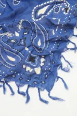 Pañuelo cuadrado de viscosa color azul con estampado de cachemir en blanco y flecos en los bordes.