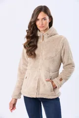 Campera de sherpa suave color beige, con capucha, cierre frontal con detalles en cuero y bolsillos laterales.