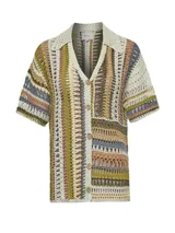 Chaleco tejido a crochet con cuello camisero, manga corta y cierre frontal con botones de madera. Presenta un diseño a rayas horizontales en tonos beige, verde, marrón, gris y naranja.