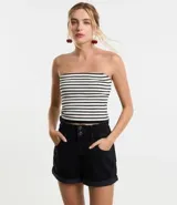 Short baggy de jeans negro con cintura doble, trabillas, elástico, botones dobles, cierre con cremallera y ruedo doblado.