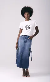 Remera blanca de algodón con estampado de caracteres japoneses en el centro del pecho.