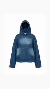 Canguro de jean azul con capucha, corte boxy y bolsillo tipo canguro.