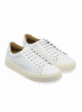 Zapatillas urbanas Guarnieri modelo Evoque, color blanco con detalles en gris en el talón y suela de goma blanca.