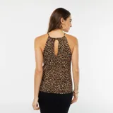 Camiseta de tirantes con estampado animal print, cuello halter y espalda descubierta.